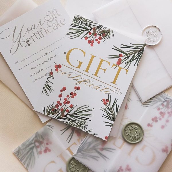 Geschenk- und Zertifikatskarten mit floralen Tannenzweig- und Beerenmotiven sowie Umschlägen mit Wachssiegeln auf hellem Untergrund
